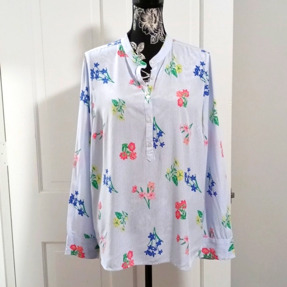 Talbots Tops - 💐Talbots💐- Multicolor Floral Quarter Button L/S Top